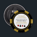 Las Vegas Black Gold Poker Chip Save the Date Button Flesopener<br><div class="desc">Duw uw uw gasten door hen deze zwarte,  gouden,  en witte pokerchip te verzenden sparen de openers van de datumknoop flessen. Ze wachten vol ongeduld op de officiële uitnodiging voor deze leuke bruiloft.</div>