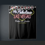 Las Vegas Bruiloft Foto Booth Receptie Achtergrond Wandkleed<br><div class="desc">Las Vegas Welkomstbord in neonlicht met een reeks lichten die eroverheen hangen. Achtergrondkleur (momenteel zwart) kan worden gewijzigd om aan uw behoeften te voldoen,  evenals de lettertypeselectie,  -kleur en -grootte van de tekst,  ook de tekstplaatsing.</div>