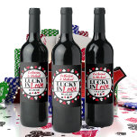 Las Vegas Casino Bruiloft Lucky In Love Wijn Etiket<br><div class="desc">Dit Poker Four Suits Pattern Lucky in Love bruiloft ontwerp is de perfecte manier om een vleugje geluk en verfijning toe te voegen aan uw speciale dag. Met een klassiek rood, zwart en wit pokerpatroon met vier pakken, is dit ontwerp zowel elegant als speels. Personaliseer uw trouwontwerp met uw namen...</div>
