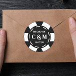 Las Vegas Casino Poker Chip Bruiloft Dank u Ronde Sticker<br><div class="desc">Poker chip bruiloft briefpapier is een unieke en creatieve manier om een vleugje plezier toe te voegen aan uw bruiloft uitnodigingen. Deze op maat gemaakte trouwstickers kunnen worden gepersonaliseerd met jouw naam initialen en trouwdatum.</div>