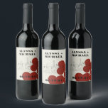 Las Vegas Casino Skyline Spelen Kaart Wedding Wijn Etiket<br><div class="desc">Een leuke en moderne Las Vegas Casino Wedding Wine Label dat een aangepaste touch zal toevoegen aan uw evenement in Las Vegas! Deze bruiloft wijn label set is voorzien van rode vet speelkaart pak graphics, een moderne Las Vegas skyline rendering, en volledig aanpasbaar lettertype en tekst op ivoor crème achtergrond....</div>