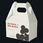 Las Vegas Casino Skyline Wedding Bedankdoosjes<br><div class="desc">Een leuke en moderne aangepaste Las Vegas casino bruiloft gunst box om uw gasten te bedanken voor het komen naar uw evenement in Las Vegas! Deze bruiloft gunst box beschikt over grafiet zwart vet speelkaartpak graphics, een moderne Las Vegas skyline rendering, en volledig aanpasbaar casino rood lettertype en tekst op...</div>