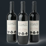 Las Vegas Casino Skyline Wedding Wijn Etiket<br><div class="desc">Een leuke en moderne bruiloft wijn label om uw gasten te hosten voor uw bruiloft in Las Vegas! Deze aangepaste wijnlabel sticker is voorzien van grafiet zwart vet speelkaart pak graphics, een moderne Las Vegas skyline rendering, en volledig aanpasbaar lettertype en tekst op ivoor crème achtergrond. Perfect voor een trendy...</div>