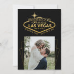 Las Vegas Destination Wedding Black Gold Foto Save The Date<br><div class="desc">Las Vegas Wedding Sparen de Kaart van de Aankondiging van de Datum met het Onwelkome Onthaal aan het Teken van Las Vegas (veranderd om "Wedding"te lezen) in faux gouden folie en zwarte editable kleurenachtergrond sparen de datumkaart met uw aangepaste foto op de voorzijde. Het unieke typografische ontwerp is het juiste...</div>