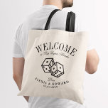 Las Vegas Dice Roll Custom Welkom Tote Bag<br><div class="desc">Een unieke set aangepaste canvas tassen op maat van uw bruiloft in Vegas-stijl. Het bevat een welkomsttekst, gevolgd door de naam van de locatie of de persoon die de tas ontvangt. Onder deze zijn twee glooiende zwarte dobbelstenen. Alle elementen van dit ontwerp zijn aanpasbaar met behulp van de aanpassingsfunctie. Geniet...</div>