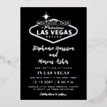 Las Vegas-huwelijk  Zwart Zilver Info op achterkan Folie Uitnodiging<br><div class="desc">Elegante Las Vegas-huwelijksuitnodiging met een echt zilverfolie "huwelijk in het fabuleuze Las Vegas" wegwijsbord op een zwarte bewerkbare achtergrond om bij je kleurenschema te passen,  en ruimte voor reis-,  accommodatie- en online RSVP-informatie op de achterkant voor een eenvoudige all-in-one moderne en minimalistische bestemmingshuwelijksuitnodigingskaart.</div>
