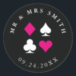 Las Vegas Kaart Suit Theme Aangepaste KLEUR en TEK Ronde Sticker<br><div class="desc">**Verander de accentkleur door op "Aanpassen" te klikken voor een look die is afgestemd op uw evenement!** De perfecte aanvulling op uw bruiloft of casinothemafeest in Las Vegas, deze zwarte, ronde stickers hebben tekst die volledig kan worden aangepast en het roze kan worden gewijzigd in ELKE KLEUR die u wilt!...</div>