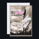 Las Vegas Modern  Sepia Bachelorette Party Kaart<br><div class="desc">Geïnspireerd door het verzoek van een klant. Modern met een blik en een beetje dramatisch als de avondhemel en met een dame die hoog op het vegasteken staat:) Al standaardtekst kan volledig met uw eigen formuleringen worden aangepast aan uw behoeften, en u kunt de doopvonten, de grootte, de tekstplaatsing &...</div>