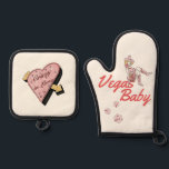 Las Vegas Ovenwant & Pannenlap Set<br><div class="desc">De Las Vegas Oven Mitt & Pot Holder Set brengt de opwinding van Sin City rechtstreeks in uw keuken! Met een leuk en stijlvol ontwerp geïnspireerd op de glitter en glamour van Las Vegas, is deze set perfect voor diegenen die houden van de energie van de Strip, casinonachten of oogverblindende...</div>