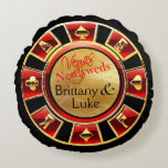Las Vegas Passen getrouwd Casino Chip | rood zwart Rond Kussen<br><div class="desc">Een mooie, leuke keepaardje voor je huwelijksdag in Las Vegas! Deze jazzy gooit kussen met een makkelijk te personaliseren casino chip aan de voorkant en een rolluis met ruimte voor speciale extra tekst aan de achterkant. Een perfecte herinnering voor de nieuwe Mr. & Mrs. Gebruik de CUSTOMIZE knoop van IT...</div>