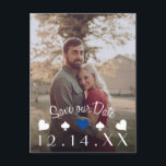Las Vegas Poker Save the Date Photo Aankondigingskaart<br><div class="desc">Sparen het briefkaart van de Foto van de Datum voor een bruiloft Las Vegas of pokerminnaar! Voorzijde heeft aanpasbaar fotomalplaatje en datum met klantgerichte kleuren op grafisch. Locatiedetails op achterzijde. Stempelplaatsing en middellijn zijn optioneel. "duidelijk" om het te verwijderen of "aan te passen" om er een eigen toe te voegen....</div>