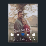 Las Vegas Poker Save the Date Photo Aankondigingskaart<br><div class="desc">Sparen het briefkaart van de Foto van de Datum voor een bruiloft Las Vegas of pokerminnaar! Voorzijde heeft aanpasbaar fotomalplaatje en datum met klantgerichte kleuren op grafisch. Locatiedetails op achterzijde. Stempelplaatsing en middellijn zijn optioneel. "duidelijk" om het te verwijderen of "aan te passen" om er een eigen toe te voegen....</div>