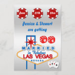 Las Vegas Renewal of Wedding Vows Kaart<br><div class="desc">Aangepast gepersonaliseerde Las Vegas vernieuwing van bruiloft schrijft uitnodigingen. Classy, klassiek, stijlvol RE MARRIED in Fabulous Las Vegas, Nevada-teken met rode dok, ozen die kaarten spelen en rode casino-chips met de datum van de bruiloft en cool blue retro font op een zilveren gradiëntachtergrond. Betaalbare, trendy, moderne, glamoureuze sjabloon nodigt uit...</div>