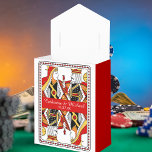 Las Vegas Spelen Kaart King & Queen bruiloft Bedankdoosjes<br><div class="desc">Introductie van onze Queen en King speelkaartontwerp, de perfecte keuze voor uw Las Vegas bruiloft! Het is ontworpen om de essentie van Sin City vast te leggen, met hun unieke ontwerp en stijlvolle flair. Het ontwerp is voorzien van een koninklijke koning en koningin van harten. De ingewikkelde details van het...</div>