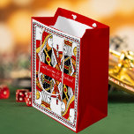 Las Vegas Spelen Kaart Koning & Koningin Huwelijks Medium Cadeauzakje<br><div class="desc">Introductie van onze Queen en King speelkaartontwerp, de perfecte keuze voor uw Las Vegas bruiloft! Het is ontworpen om de essentie van Sin City vast te leggen, met hun unieke ontwerp en stijlvolle flair. Het ontwerp is voorzien van een koninklijke koning en koningin van harten. De ingewikkelde details van het...</div>
