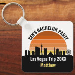 Las Vegas Strip Zonsondergang Aangepaste Vakantie Sleutelhanger<br><div class="desc">Cool aangepaste Las Vegas skyline bij zonsondergang sleutelhanger voor uw gezelschap vakantie of vrijgezellenfeest trip naar de stad van lichten. Gokken van zonsopgang tot zonsondergang in deze stad en onthoud het met deze aandenken souvenir.</div>