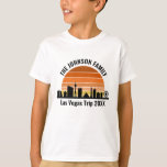 Las Vegas Strip Zonsondergang Aangepaste Vakantie  T-shirt<br><div class="desc">Cool aangepaste Las Vegas skyline bij zonsondergang kids T-shirts voor uw familie vakantie of vrijgezellenfeest trip naar de stad van lichten. Gokken van zonsopgang tot zonsondergang in deze stad en onthoud het met dit aandenken souvenir.</div>