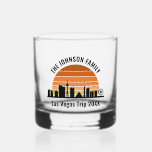 Las Vegas Strip Zonsondergang Aangepaste Vakantie Whisky Glas<br><div class="desc">Cool aangepaste Las Vegas skyline bij zonsondergang whiskyglazen voor uw gezinsvakantie of vrijgezellenfeest trip naar de stad van lichten. Gokken van zonsopgang tot zonsondergang in deze stad en onthoud het met dit aandenken souvenir.</div>