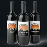 Las Vegas Strip Zonsondergang Aangepaste Vakantie Wijn Etiket<br><div class="desc">Cool aangepaste Las Vegas skyline bij zonsondergang wijnlabel voor uw gezinsvakantie of vrijgezellenfeest trip naar de stad van lichten. Gokken van zonsopgang tot zonsondergang in deze stad.</div>