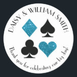 Las Vegas Thema Aangepaste tekst Malibu Blue Glitt Ronde Sticker<br><div class="desc">Faux turquoise blauw glitter en zwarte kaart pakken worden omcirkeld door aanpasbare tekst waardoor deze ronde stickers ideaal zijn voor allerlei projecten en gelegenheden. Gebruik ze om gunsten voor bruiloftsgasten te labelen,  enveloppen te sluiten en meer.</div>