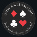 Las Vegas Theme Custom Sticker Zwart Rood en Wit<br><div class="desc">Rode en witte kaartpakken worden omcirkeld door aanpasbare tekst waardoor deze ronde zwarte stickers perfect zijn voor allerlei projecten en gelegenheden. Gebruik ze om gunsten voor bruiloftsgasten te labelen,  om enveloppen te sluiten en meer.</div>