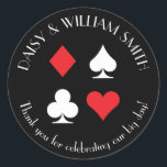 Las Vegas Theme Custom Sticker Zwart Rood en Wit<br><div class="desc">Rode en witte kaartpakken worden omcirkeld door aanpasbare tekst waardoor deze ronde zwarte stickers perfect zijn voor allerlei projecten en gelegenheden. Gebruik ze om gunsten voor bruiloftsgasten te labelen,  om enveloppen te sluiten en meer.</div>