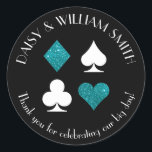 Las Vegas Theme Custom Text Sticker Blauwgroen Gli<br><div class="desc">Faux blauwgroen glitter en witte kaartpakken worden omringd door aanpasbare tekst,  waardoor deze ronde stickers ideaal zijn voor allerlei projecten en gelegenheden. Gebruik ze om gunsten voor bruiloftsgasten te labelen,  enveloppen te sluiten en meer.</div>