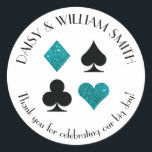 Las Vegas Theme Custom Text Sticker Blauwgroen Gli<br><div class="desc">Faux blauwgroen glitter en zwarte kaartpakken worden omcirkeld door aanpasbare tekst,  waardoor deze ronde stickers ideaal zijn voor allerlei projecten en gelegenheden. Gebruik ze om gunsten voor bruiloftsgasten te labelen,  enveloppen te sluiten en meer.</div>