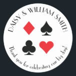 Las Vegas Theme Custom Text Sticker in rood zwart<br><div class="desc">Rode en zwarte kaartpakken worden omcirkeld door aanpasbare tekst waardoor deze ronde stickers perfect zijn voor allerlei projecten en gelegenheden. Gebruik ze om gunsten voor bruiloftsgasten te labelen,  om enveloppen te sluiten en meer.</div>