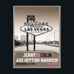 Las Vegas Vintage Trouwfoto Save The Date Aankondigingskaart<br><div class="desc">Bewerkte foto van het welkomstbord naar Las Vegas op de voorkant en vervang de voorbeeldfoto door uw eigen foto op de achterkant. Alle standaardtekst kan volledig worden aangepast met uw eigen formuleringen en u kunt ook de lettertypen, formaten, tekstplaatsing en kleuren van de tekst wijzigen. Als u alleen de tekst...</div>