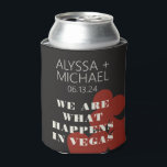 Las Vegas We zijn wat er gebeurt bruiloft gunst Blikjeskoeler<br><div class="desc">Een leuke en moderne bestemming bruiloft welkomstgeschenk gunst koelbox om uw gasten te bedanken voor het komen naar uw evenement in Las Vegas! Deze bruiloft gunst aangepaste koelbox is voorzien van rood vet speelkaart pak graphics, "We zijn wat er gebeurt in Vegas", en volledig aanpasbaar lettertype en tekst op grafiet...</div>
