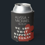 Las Vegas We zijn wat er gebeurt bruiloft gunst Blikjeskoeler<br><div class="desc">Een leuke en moderne bestemming bruiloft welkomstgeschenk gunst koelbox om uw gasten te bedanken voor het komen naar uw evenement in Las Vegas! Deze bruiloft gunst aangepaste koelbox is voorzien van rood vet speelkaart pak graphics, "We zijn wat er gebeurt in Vegas", en volledig aanpasbaar lettertype en tekst op grafiet...</div>