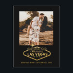 Las Vegas Wedding Black Gold Foto Save the Date Aankondigingskaart<br><div class="desc">Het beroemde Onthaal aan het Teken van Las Vegas (gewijzigd om Wedding in Las Vegas te lezen) in faux goud sparen het briefkaart van de Datum met een editable kleur zwarte achtergrond met uw foto, namen, en datum op de voorzijde. Uniek typografisch ontwerp op de achterzijde is volledig aanpasbaar. Het...</div>