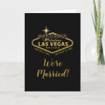 Las Vegas Wedding Folded Notice Vertical Aankondiging<br><div class="desc">De Verticale Kaart van de Aankondiging van het huwelijk van Las Vegas van het Las Vegas Vertrouwde met het beroemde Onthaal in Las Vegas Teken in faux gouden folie effect op een editable kleur zwarte achtergrond. Creatief en leuk doopvontontwerp binnen de gevouwen kaart is volledig klantgericht, en u kunt foto's...</div>