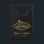 Las Vegas Wedding Gold en Black Creditkaart Flessenopener<br><div class="desc">Het huwelijk in een geweldig Las Vegas teken in elegant faux gouden folie met de bruid- en bruidsnamen en de trouwdatum op een flessenopener is perfect voor een nuttige gunst. Voeg een gepersonaliseerd dankjebericht op de rug toe,  en verander kleuren en doopvonten door "verder aan te passen"te klikken.</div>