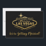 Las Vegas Wedding Invitation 2 Sides Black Gold Kaart<br><div class="desc">Las Vegas Wedding Uitnodiging op 2 kanten in elegant klastig zwart en goud met een gepersonaliseerd teken "Wedding in Fabulous Las Vegas" met uw namen en datums die in grafisch teken, en de details van de trouwuitnodiging op de rug worden gebouwd. Verander de kleuren en de doopvonten om uw regeling...</div>