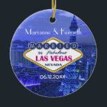 Las Vegas Wedding Keramisch Ornament<br><div class="desc">Fun bruiloft cadeautjes om je Las Vegas bruiloft te herdenken. De achtergrond is een opvallend uitzicht van Las Vegas stad in blauw aan violettonen met tekst en beroemd teken dat uw recente studenten in Nevada aankondigt. Pas het de naamgebied van de Bride en van de Groom en trouwdatum aan.</div>
