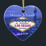 Las Vegas Wedding Keramisch Ornament<br><div class="desc">Fun bruiloft cadeautjes om je Las Vegas bruiloft te herdenken. De achtergrond is een opvallend uitzicht van Las Vegas stad in blauw aan violettonen met tekst en beroemd teken dat uw recente studenten in Nevada aankondigt. Pas het de naamgebied van de Bride en van de Groom en trouwdatum aan.</div>