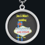 Las Vegas Wedding Memento Zilver Vergulden Ketting<br><div class="desc">Een Las Vegas ketting ontworpen voor veel opties voor persoonlijke keuzes,  om elke gelegenheid te vieren van een bruiloft tot een speciale verjaardag.</div>