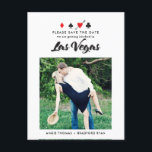 Las Vegas Wedding Photo Save the Date Briefkaart<br><div class="desc">Gebruik deze witte foto om het date briefkaart te bewaren voor een budgetvriendelijke manier om je grote nieuws met vrienden en familie te delen en hen voor te bereiden op de geweldige Las Vegas viering die je trouwweekend zal zijn!</div>