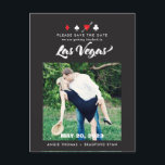 Las Vegas Wedding Photo Save the Date Briefkaart<br><div class="desc">Gebruik deze zwarte foto om het date briefkaart te bewaren voor een budgetvriendelijke manier om je grote nieuws met vrienden en familie te delen en hen voor te bereiden op de geweldige Las Vegas viering die je trouwweekend zal zijn!</div>