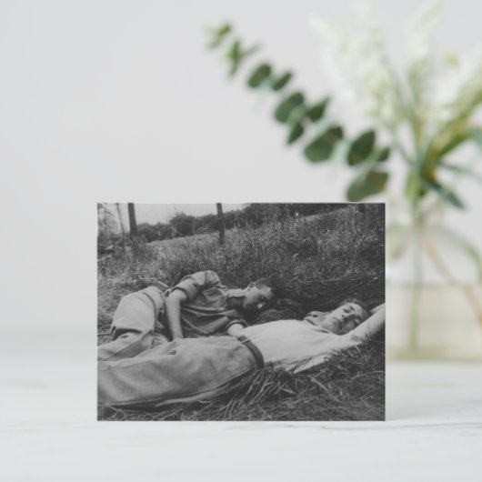 Lascieus jong mannelijk koppel dat homoseksuele in briefkaart (Staand voorkant)