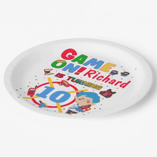 Laser Label op 'Birthday Boy Party' Papieren Bordje (Gekanteld)