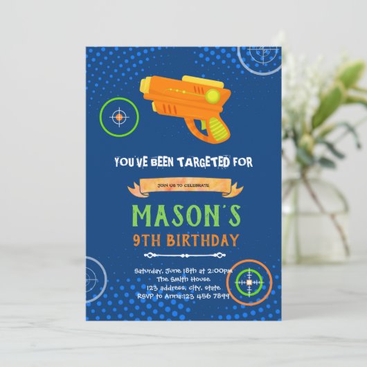 Laser tag pistool verjaardagsuitnodiging kaart (Staand voorkant)