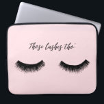 Lash Chat - Die Lashes Tho' Laptop Sleeve<br><div class="desc">Lash Chat II van Alicia Ludwig. Met een roze achtergrond is er een vederzwarte zweem en de zin "Die Lashes Tho".</div>