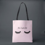 Lash Chat - Die Lashes Tho' Tote Bag<br><div class="desc">Lash Chat II van Alicia Ludwig. Met een roze achtergrond is er een vederzwarte zweem en de zin "Die Lashes Tho".</div>