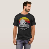 Lassen Volcanic National Park Retro Mountain desig T-shirt (Voorkant volledig)