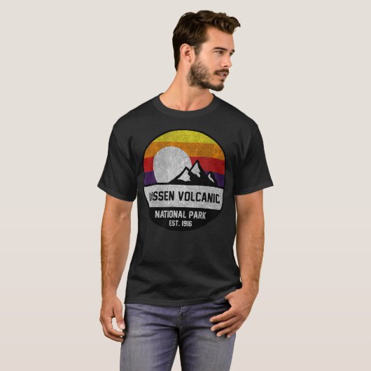 Lassen Volcanic National Park Retro Mountain desig T-shirt (Voorkant volledig)