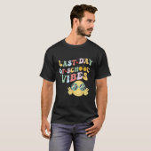 last day of summer vibes, groovy summer, funny tea t-shirt (Voorkant volledig)