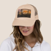 Late herfst schaafbomen op de heuvel bij zonsonder trucker pet (In situ)